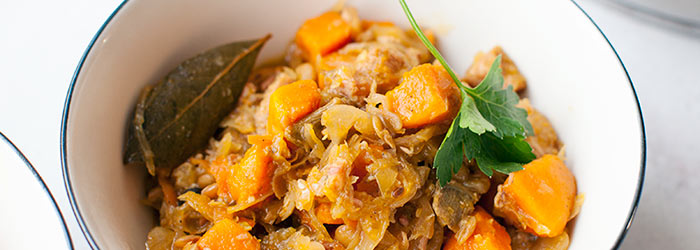 Bigos z kiszonej kapusty z soczewicą i dynią