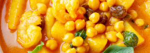 Curry z ziemniakami, ciecierzycą i krewetkami