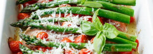 Filety z kurczaka zapiekane z pomidorkami koktajlowymi, szparagami i parmezanem