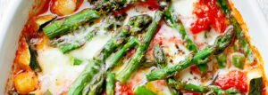 Gnocchi zapiekane ze szparagami w sosie pomidorowym z mozzarellą