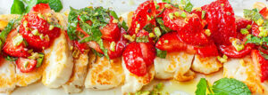 Halloumi z salsą truskawkową i pistacjami