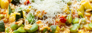 Letnie orzo z bobem, cukinią i suszonymi pomidorami