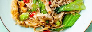 Makaron chow mein z kurczakiem i pak choi