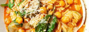 Makaron orzo wege – z ciecierzycą, cukinią i szpinakiem