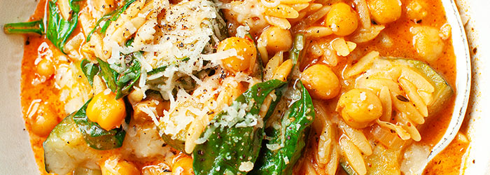 Makaron orzo wege – z ciecierzycą, cukinią i szpinakiem