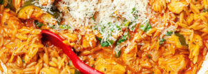 Makaron orzo z kurczakiem, cukinią i szpinakiem