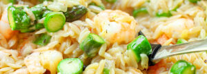 Makaron orzo ze szparagami i krewetkami