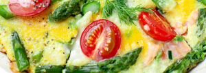 Omlet ze szparagami i łososiem wędzonym