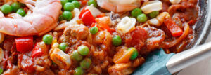 Paella z kurczakiem, chorizo i owocami morza