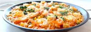 Paella z kurczakiem, krewetkami i groszkiem