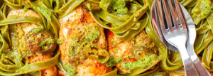 Pieczone filety z kurczaka z pesto, jalapeño i makaronem