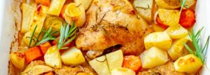Pieczone udka z ziemniakami, porem i marchewką