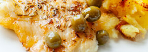 Pieczony halibut i gniecione ziemniaki z piekarnika