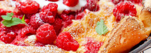 Pieczony naleśnik “Dutch Baby” z malinami