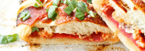 Pizzowy warkocz z salami i serem