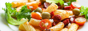 Sałatka makaronowa z chorizo, pomidorkami i oliwkami