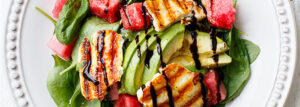 Sałatka z arbuzem, awokado i grillowanym serem halloumi