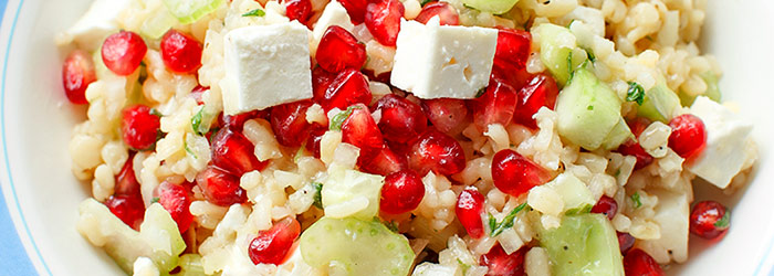 Sałatka z kaszy bulgur z fetą, ogórkiem i granatem