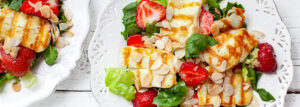 Sałatka z truskawkami i serem halloumi