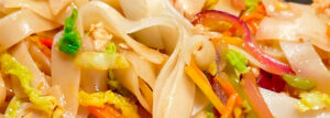 Stir-fry z mielonym mięsem drobiowym, warzywami oraz makaronem ryżowym