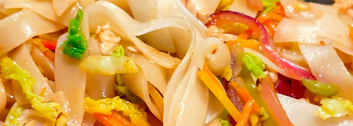 Stir-fry z mielonym mięsem drobiowym, warzywami oraz makaronem ryżowym
