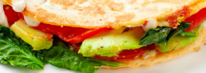 Tortilla z omletem, pomidorem i awokado
