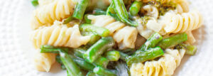 Zapiekanka makaronowa z fasolką i pesto