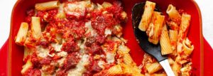 Zapiekanka makaronowa z pieczonym lub gotowanym kurczakiem
