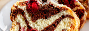 Babka marmurkowa z wiśniami i kruszonką
