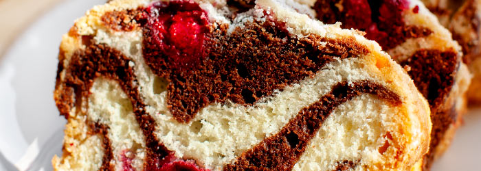 Babka marmurkowa z wiśniami i kruszonką