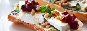 Bagietka z serem brie, żurawiną i orzeszkami pinii