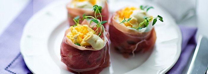 “Beczułki” z jajek z szynką parmeńską i tymiankiem