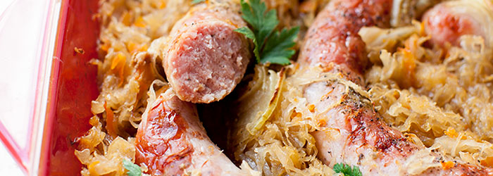 Biała kiełbasa pieczona w piwie z kiszoną kapustą