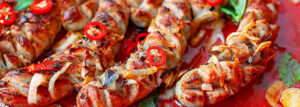 Biała kiełbasa z chili i cebulką