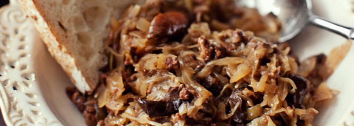 Bigos pieczony z mielonym mięsem i grzybami