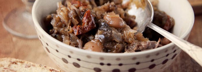 Bigos z fasolą, suszonymi pomidorami i chili