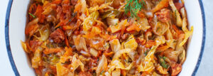 Bigos z młodej kapusty z chorizo