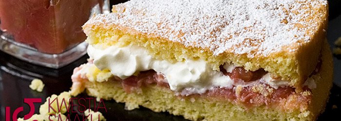 Biszkopt z rabarbarem i bitą śmietaną