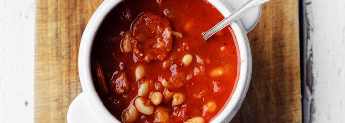 Błyskawiczna fasolka po bretońsku z kiełbasą chorizo