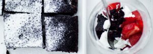 Brownie podawane w pucharkach z owocami i bitą śmietaną