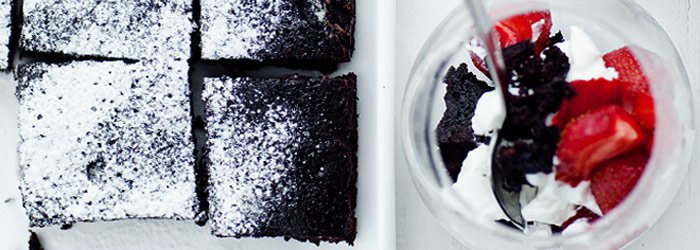 Brownie podawane w pucharkach z owocami i bitą śmietaną