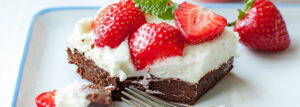 Brownie z kremem jogurtowym i truskawkami