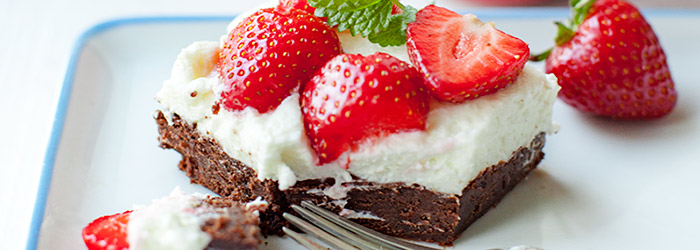 Brownie z kremem jogurtowym i truskawkami