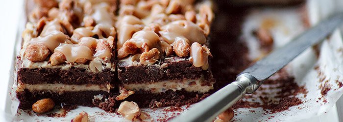 Brownie z masą i polewą karmelową