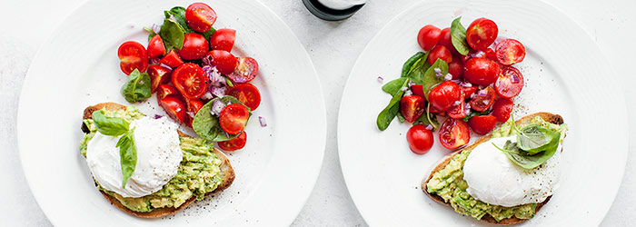 Bruschetta z awokado i jajkiem w koszulce