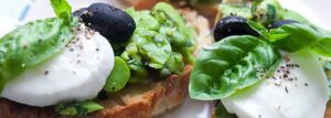Bruschetta z bobem i mozzarellą