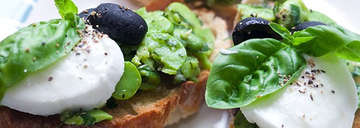 Bruschetta z bobem i mozzarellą