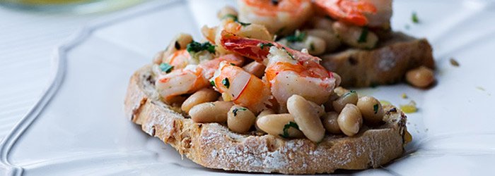 Bruschetta z krewetkami i białą fasolką