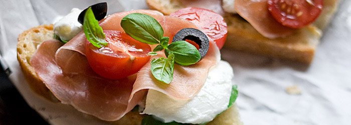 Bruschetta z mozzarellą, szynką parmeńską i pomidorkami koktajlowymi