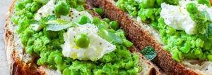 Bruschetta z pastą z groszku, serem kozim oraz miętą